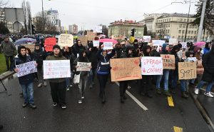Foto: N. G. / Radiosarajevo.ba / Građani krenuli ka Općoj bolnici "Prim. dr. Abdulah Nakaš", 15. februar