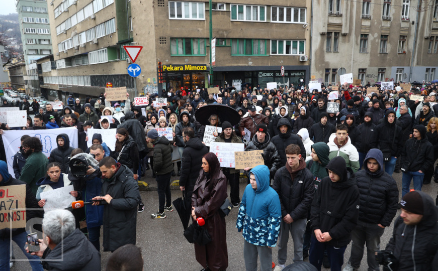 Građani ispred Opće bolnice