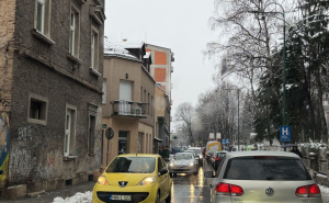 Foto: Čitatelj/Radiosarajevo.ba / Kolona blokira Kranjčevićevu ispred Opće bolnice