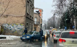 Foto: Čitatelj/Radiosarajevo.ba / Kolona blokira Kranjčevićevu ispred Opće bolnice