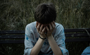 Foto: Unsplash / Mladi sve skloniji drogama / Ilustracija