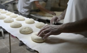 Foto: N. G. / Radiosarajevo.ba / Pravljenje somuna, pekara Alifakovac