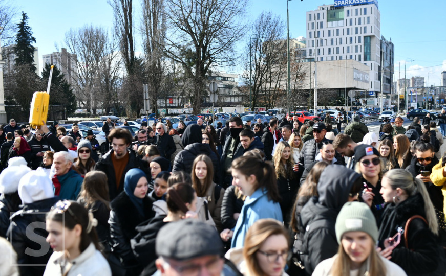 Počeli protesti ispred Zemaljskog muzeja