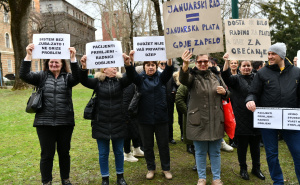 Foto: A. K. / Radiosarajevo.ba / Mirni protesti radnika zdravstva ispred Vlade KS