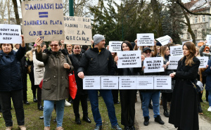 Foto: A. K. / Radiosarajevo.ba / Mirni protesti radnika zdravstva ispred Vlade KS