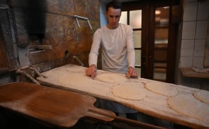 Foto: N. G. / Radiosarajevo.ba / Pekara "Poričanin", pravljenje somuna