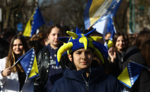 Foto: Dž. K. / Radiosarajevo.ba / Defile učenika osnovnih i srednjih škola KS