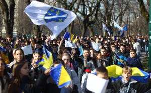 Foto: Dž. K. / Radiosarajevo.ba / Defile učenika osnovnih i srednjih škola KS