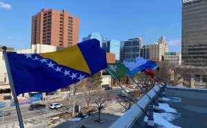 Foto: IGK / Na zgradi skupštine grada Hamiltona podignuta državna zastava BiH