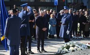 Foto: N. G. / Radiosarajevo.ba / Polaganje cvijeća kod Spomenika ubijenoj djeci