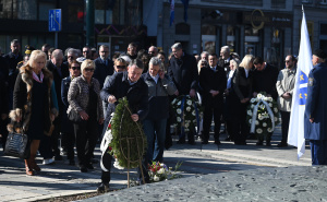Foto: N. G. / Radiosarajevo.ba / Polaganje cvijeća kod Spomenika ubijenoj djeci