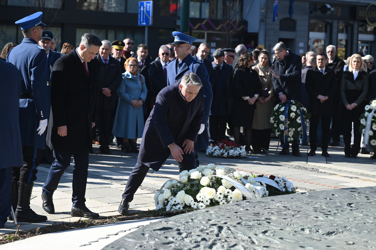 Polaganje cvijeća kod Spomenika ubijenoj djeci