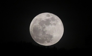 Foto: Dž. K. / Radiosarajevo.ba / Mjesec iznad Trebevića