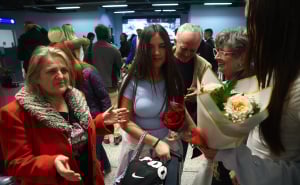 Foto: Dž. K. / Radiosarajevo.ba / Susret putnika iz Dubaija sa porodicom