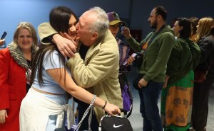 Foto: Dž. K. / Radiosarajevo.ba / Susret putnika iz Dubaija sa porodicom