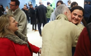 Foto: Dž. K. / Radiosarajevo.ba / Susret putnika iz Dubaija sa porodicom