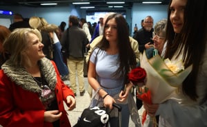 Foto: Dž. K. / Radiosarajevo.ba / Susret putnika iz Dubaija sa porodicom