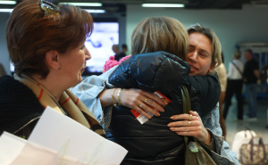 Foto: Dž. K. / Radiosarajevo.ba / Susret putnika iz Dubaija sa najmilijima