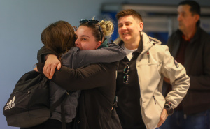 Foto: Dž. K. / Radiosarajevo.ba / Susret putnika iz Dubaija sa najmilijima