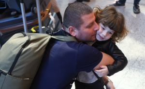 Foto: Dž. K. / Radiosarajevo.ba / Susret putnika iz Dubaija sa najmilijima