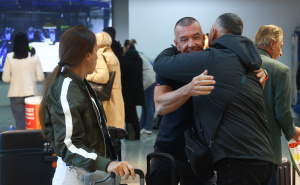 Foto: Dž. K. / Radiosarajevo.ba / Susret putnika iz Dubaija sa najmilijima