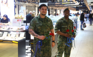 Foto: Dž. K. / Radiosarajevo.ba / EUFOR dijelio ruže u SCC-u