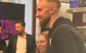 Foto: Instagram / Košarkaši Dubaija u fan shopu FK Sarajevo