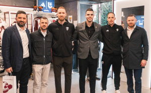 Foto: FK Sarajevo / Košarkaši Dubaija u fan shopu