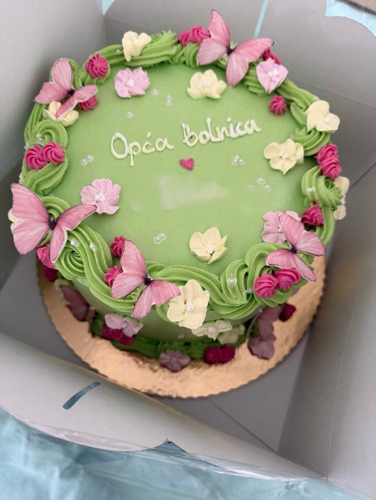 Medicinsko osobe uručilo tortu povrijeđenoj djevojci