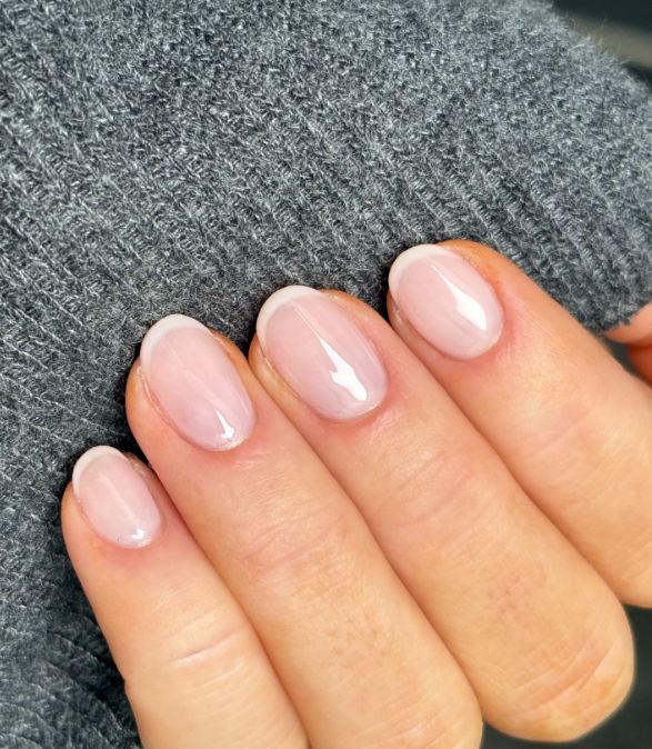 @isabelblakenails / Milky white french