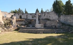 Foto: Prtscr/Facebook / Kameni križ u Stocu (Photo: @Stolac Bola)