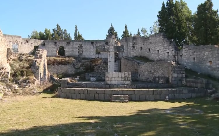 Kameni križ u Stocu (Photo: @Stolac Bola)