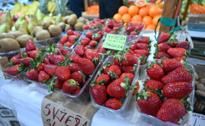 Foto: N. G. / Radiosarajevo.ba / Cijene jagoda na sarajevskoj pijaci