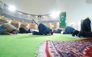 Foto: HRT / Bajram-namaz klanjan u Zagrebu