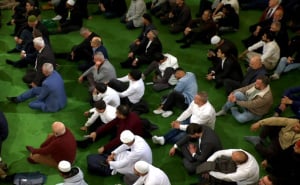 Foto: HRT / Bajram-namaz klanjan u Zagrebu