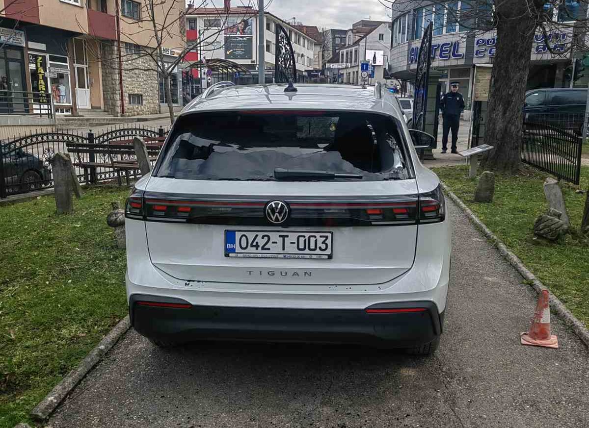 Oštećen automobil ispred džamije u Prnjavoru