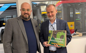 Foto: Ministarstvo saobraćaja KS / Ministar Šteta, solaris trolejbus