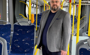 Foto: Ministarstvo saobraćaja KS / Ministar Šteta, solaris trolejbus