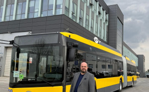 Foto: Ministarstvo saobraćaja KS / Ministar Šteta, solaris trolejbus