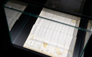 Foto: Dž.K. / Radiosarajevo.ba / Zlatna kantica, izložba koja budi teška sjećanja