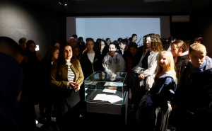 Foto: Dž.K. / Radiosarajevo.ba / Zlatna kantica, izložba koja budi teška sjećanja