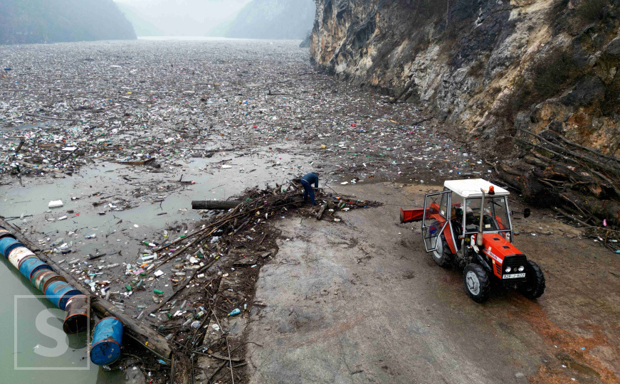 Čišćenje smeća na drinskom jezeru