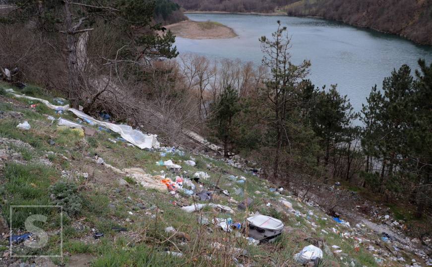 Smeće ispod deponije kod Priboja na obalama Lima