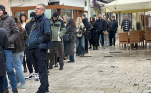 Foto: A.K./Radiosarajevo.ba / Redovi za kupovinu karte za koncert DIne Merlina