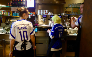 Foto: Dž.K. / Radiosarajevo.ba / Konobari u Zenici u dresu reprezentacije BiH