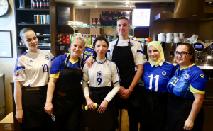 Foto: Dž.K. / Radiosarajevo.ba / Konobari u Zenici u dresu reprezentacije BiH