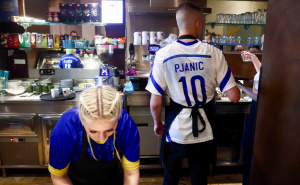 Foto: Dž.K. / Radiosarajevo.ba / Konobari u Zenici u dresu reprezentacije BiH