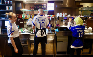 Foto: Dž.K. / Radiosarajevo.ba / Konobari u Zenici u dresu reprezentacije BiH