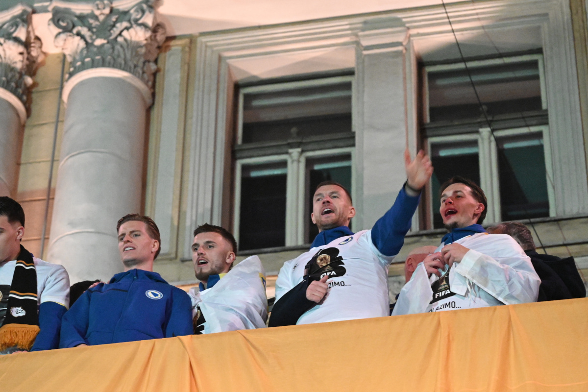 Zmajevi, savlje ispred Vječne vatre