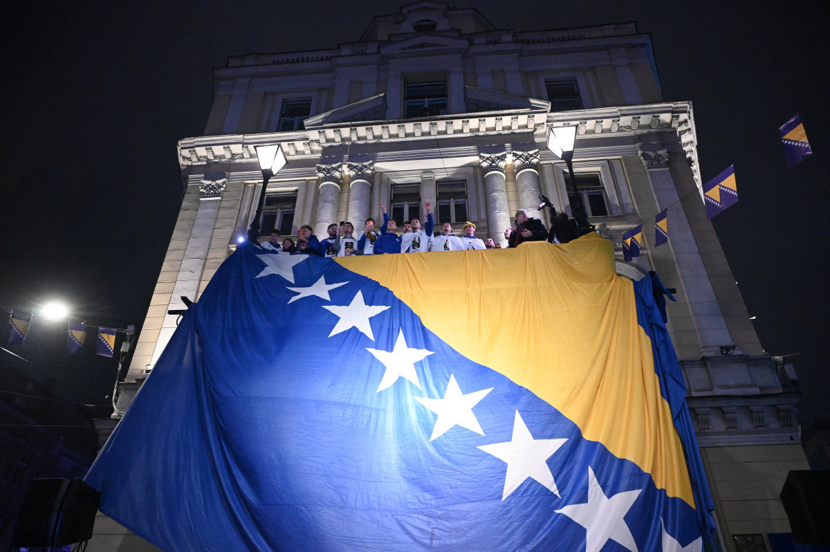 Zmajevi, savlje ispred Vječne vatre